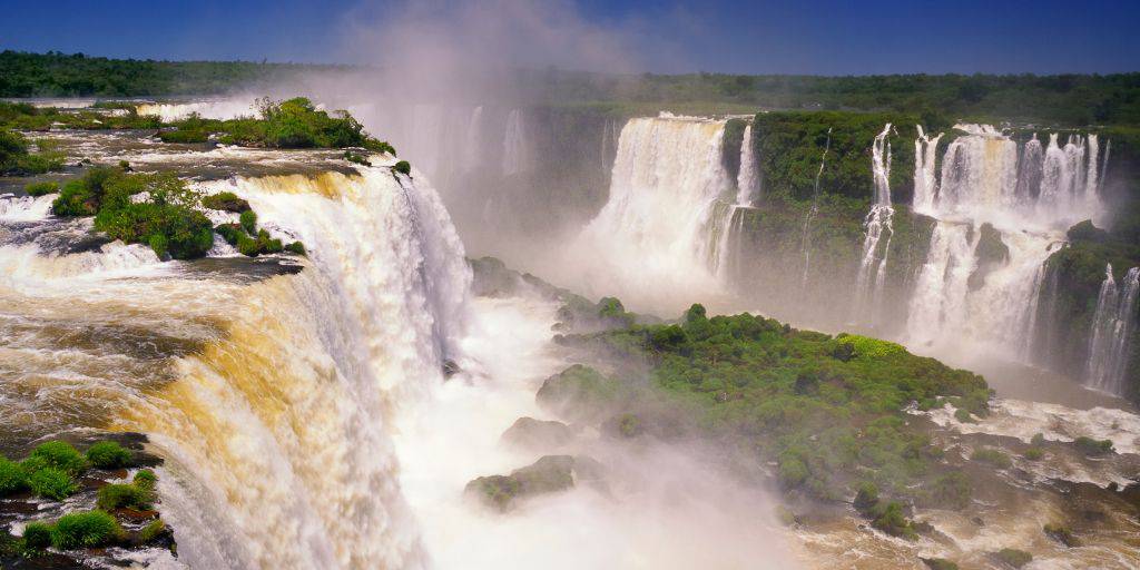 Descubre Brasil con nuestro viaje a Río de Janeiro e Iguazú. Recorrerás un país repleto de ritmo, color, sabor y mucho más. 3