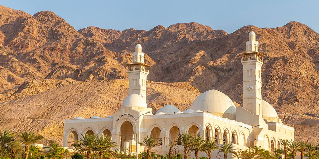 En este viaje a Jordania descubrimos Petra, la antigua ciudad nabatea esculpida en piedra. Además, visitaremos Amman, las ruinas de Jerash, el desierto de Wadi Rum y las playas de Áqaba. 6