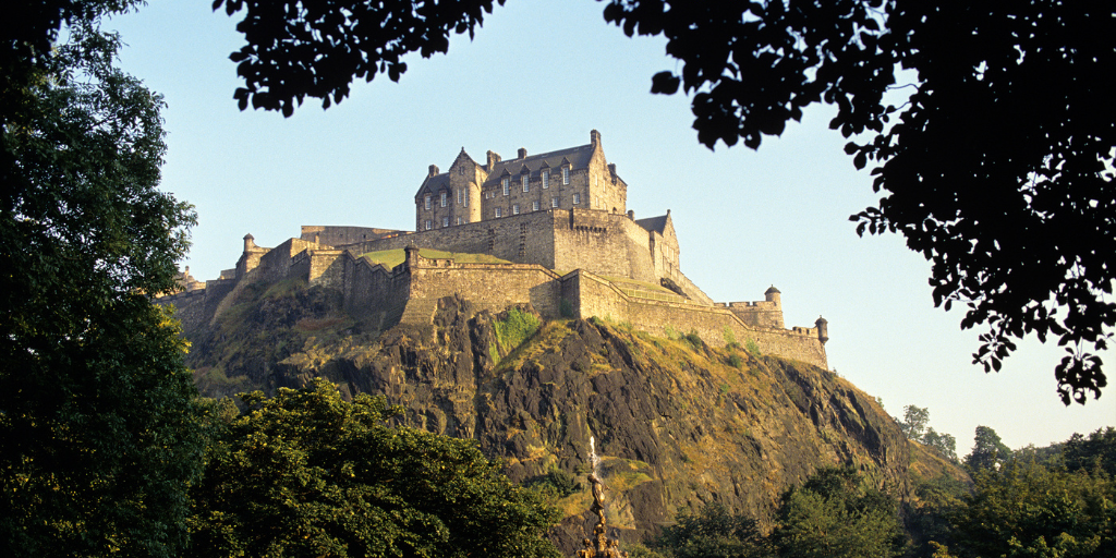 En este viaje a Londres, Liverpool, Edimburgo, Glasgow y Dublín visitaremos la ciudad de los Beatles, Oxford, las Tierras Altas de Escocia y la Bretaña Francesa. 4