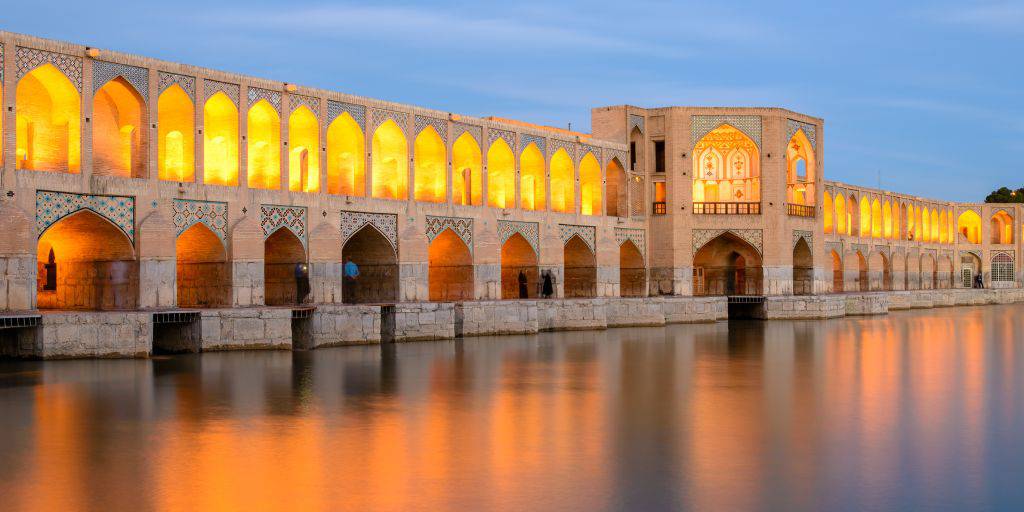 Viaja en privado a Irán y sumérgete en lo mejor de la antigua Ruta de la Seda. Descubre las mejores mezquitas, palacios y ciudades. 1