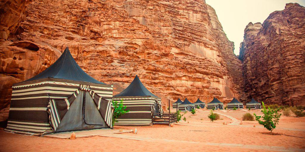 Con este viaje a Jordania de 5 días podrás explorar lo mejor del país, incluyendo la maravillosa Petra y el desierto de Wadi Rum. 2
