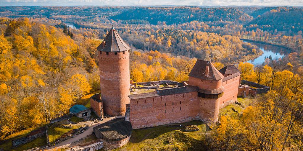 Con este viaje a los Países Bálticos podrás conocer las maravillas de Estonia, Letonia y Lituania con sus castillos, edificios góticos y ciudades amuralladas. 2