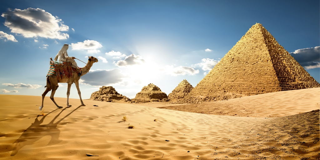 Este viaje a El Cairo, Luxor y Mar Rojo combina lo mejor del desierto y playa. Conoce sus templos, pirámides y el fondo marino de Hurghada. 4
