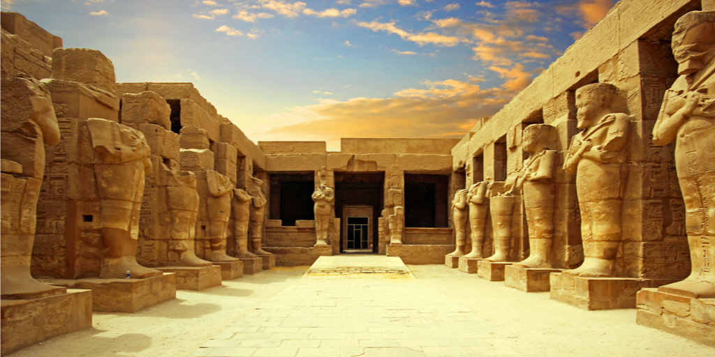 Este viaje a El Cairo, Luxor y Mar Rojo combina lo mejor del desierto y playa. Conoce sus templos, pirámides y el fondo marino de Hurghada. 3