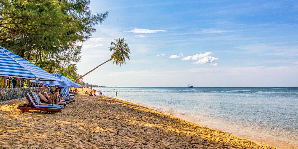 Viaja por los paisajes poéticos de Vietnam y las increíbles playas de Phu Quoc. Da un paseo por la Bahía de Halong, explora el casco antiguo de Hoi An y descansa entre palmeras en la isla de Phu Quoc. 2
