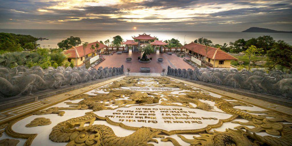 Viaja por los paisajes poéticos de Vietnam y las increíbles playas de Phu Quoc. Da un paseo por la Bahía de Halong, explora el casco antiguo de Hoi An y descansa entre palmeras en la isla de Phu Quoc. 4