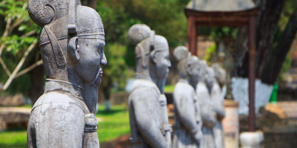 Descubre Vietnam y Camboya con un viaje en privado. Navega por la bahía de Halong y explora el casco antiguo de Hanói. El viaje te llevará hasta Camboya donde descubrirás la antigua Angkor. 3
