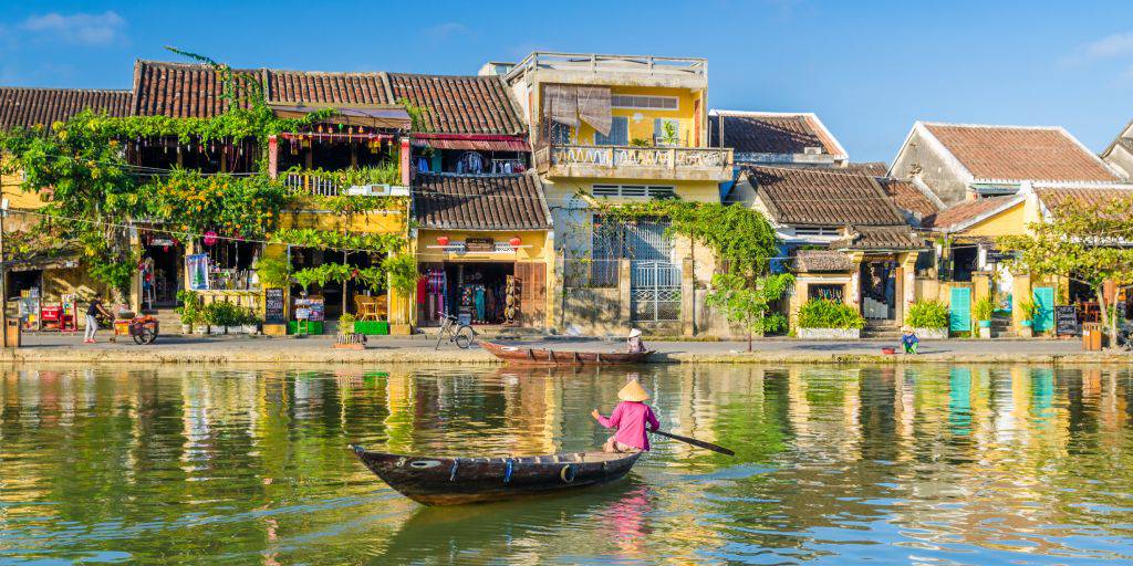 Descubre Vietnam y Camboya con un viaje en privado. Navega por la bahía de Halong y explora el casco antiguo de Hanói. El viaje te llevará hasta Camboya donde descubrirás la antigua Angkor. 6