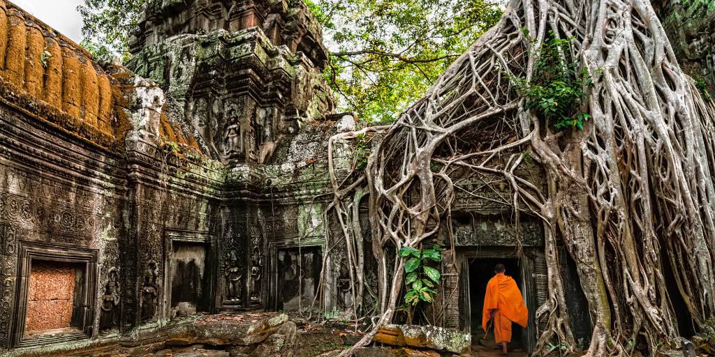 Descubre Vietnam y Camboya con un viaje en privado. Navega por la bahía de Halong y explora el casco antiguo de Hanói. El viaje te llevará hasta Camboya donde descubrirás la antigua Angkor. 5