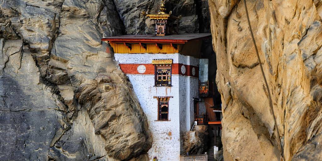 Con nuestro viaje a Bután de 9 días visitarás los montasterios, las antiguas fortalezas y podrás contemplar la naturaleza que rodea las ciudades de Paro, Timbu y Punakha. 4