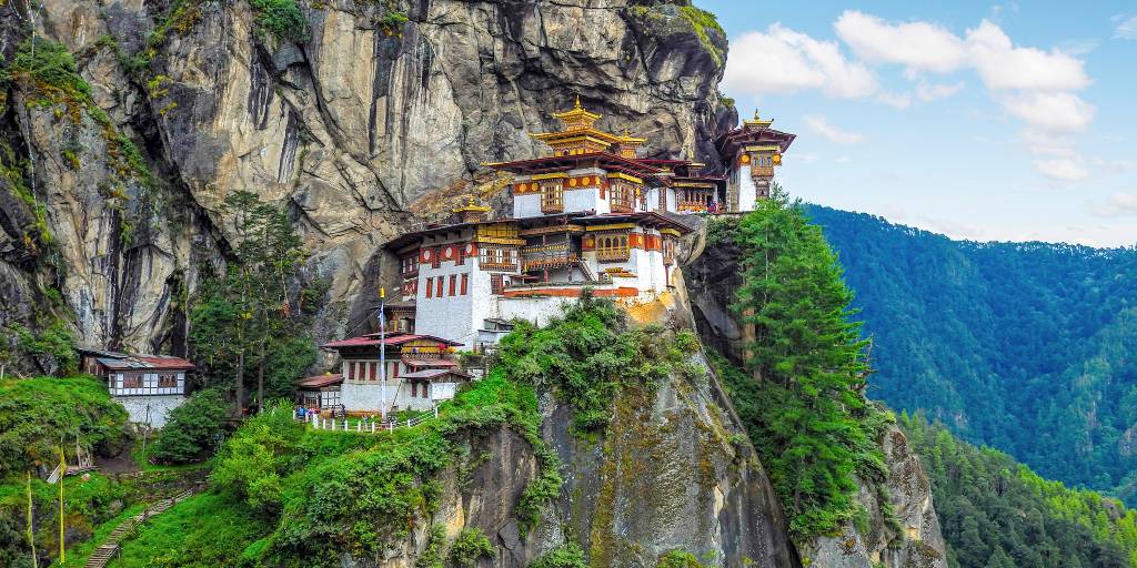 Con nuestro viaje a Bután de 8 días conocerás monasterios y fortalezas en Paro y Timbu, la capital butanensa. 4