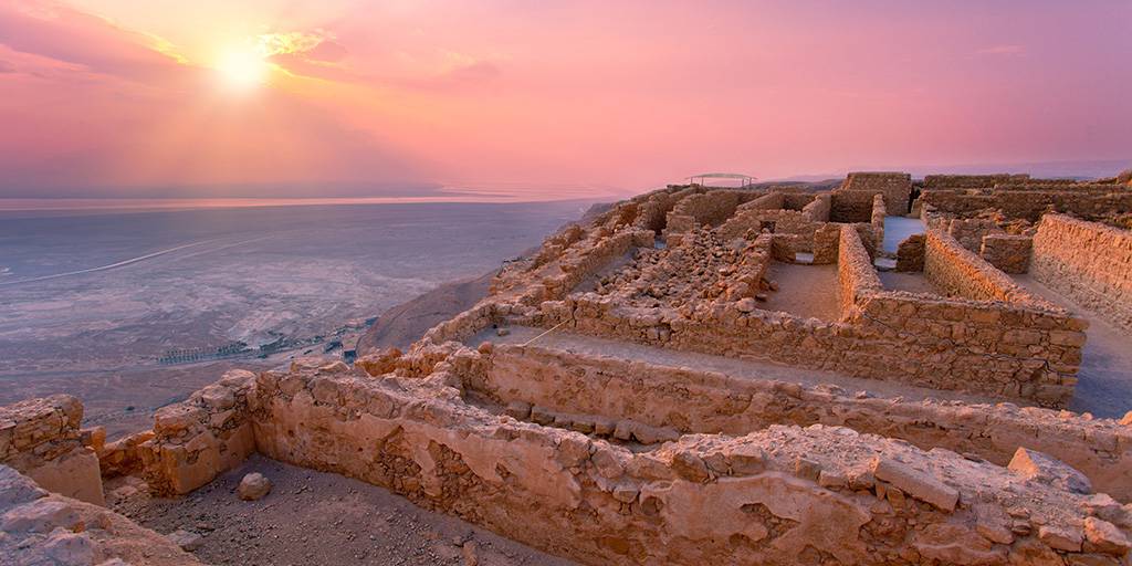 Este viaje a la Tierra Santa y el Mar Muerto de 11 días te enseñará todos los tesoros históricos y natureales de la fascinante Israel. 2