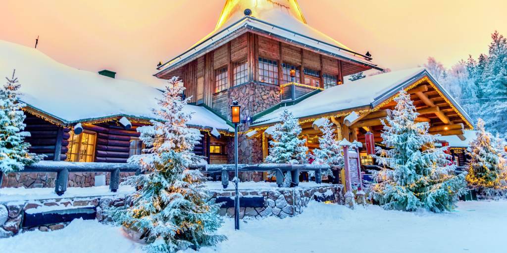 Este viaje a Finlandia con Papá Noel en diciembre te llevará en plena navidad al lugar más mágico de Laponia: la villa de Santa Claus. 1