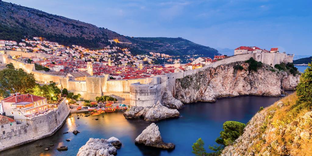 En un viaje a Croacia, Rumanía, Bosnia y Serbia conoceremos la fascinante ciudad de Dubrovnik, a orillas del mar Adriático, el Puente de Mostar y la histórica Sarajevo. 5