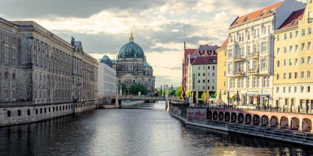 En este viaje a Europa conoceremos Piccadilly, Chinatown y Soho en Londres, los canales de Ámsterdam y el Memorial del Holocausto en Berlín. Además visitaremos la ciudad medieval de Brujas. 5