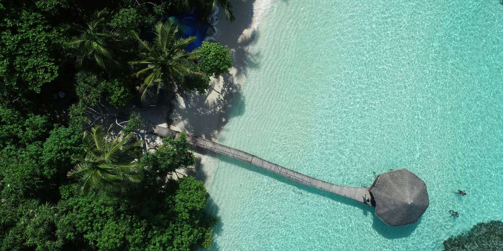 Desconecta y diviértete con estas vacaciones en Maldivas. Durante esta semana, explorarás el colorido fondo marino y playas paradisíacas. 5