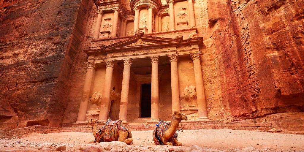 Explora Oriente Medio con este viaje a Jordania, Petra y el Mar Rojo. Recorre las dunas del desierto de Wadi Rum y la ciudad romana de Jerash. 3