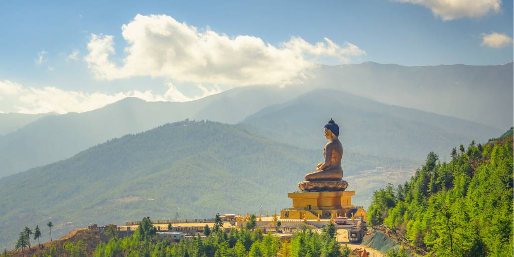 Con nuestro viaje a Bután de 8 días conocerás monasterios y fortalezas en Paro y Timbu, la capital butanensa. 5