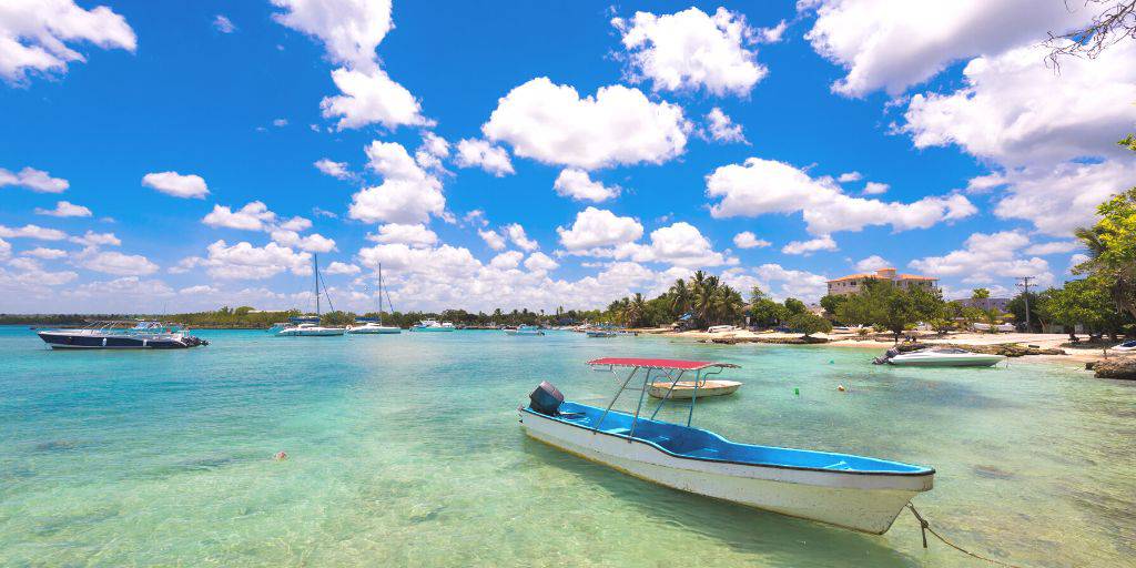 Relájate con este viaje a Bayahibe y sus playas turquesas. Practica de actividades acuáticas como buceo o snorkel y disfruta de la atmósfera tropical. 3