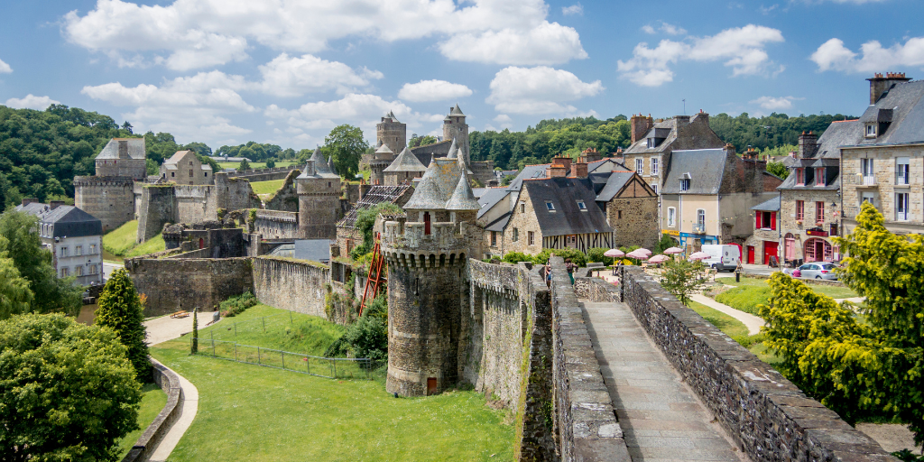 En este viaje a Londres, Liverpool, Edimburgo, Glasgow y Dublín visitaremos la ciudad de los Beatles, Oxford, las Tierras Altas de Escocia y la Bretaña Francesa. 6