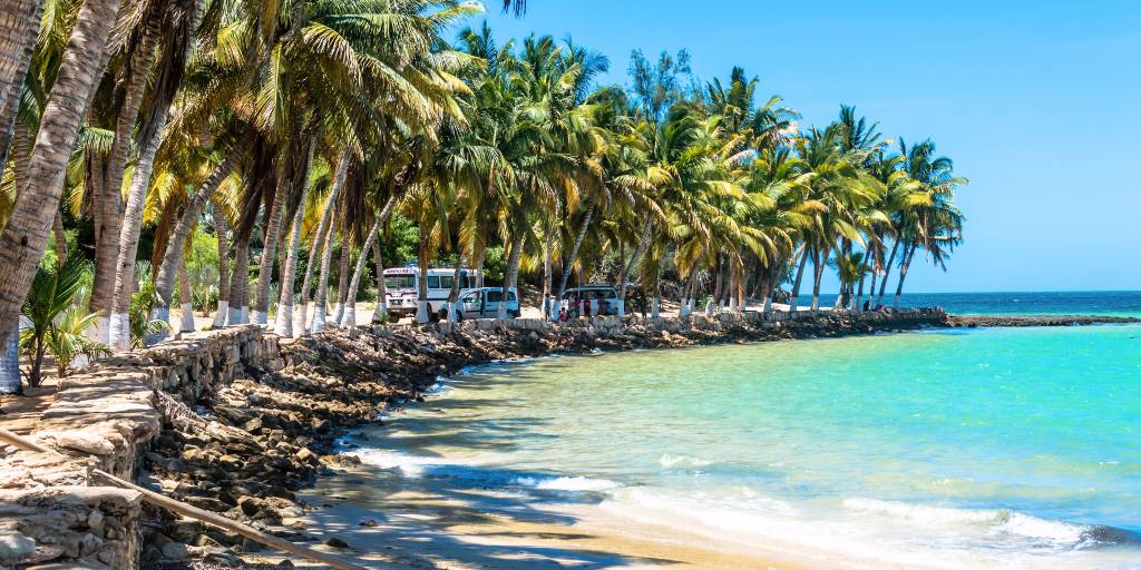 En este viaje organizado a Madagascar conocemos Bekopaka, Modorava, Antsirabe y los parques nacionales de Ranomafana e Isalo, donde veremos baobabs y lémures. Además descubrimos las playas de Ifaty. 6