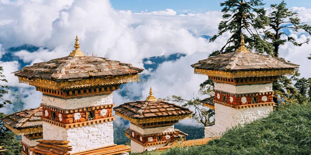 Con nuestro viaje a Bután de 9 días visitarás los montasterios, las antiguas fortalezas y podrás contemplar la naturaleza que rodea las ciudades de Paro, Timbu y Punakha. 6