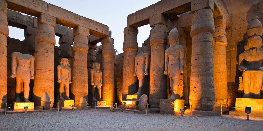 Disfruta de este tour por Egipto de 8 días. Conoceremos los principales templos, pirámides y ciudades del Antiguo Egipto. El Cairo nos espera para descubrir sus mezquitas y bazares. 6