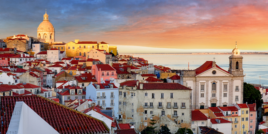 Descubre Portugal con nuestro tour organizado por Lisboa, Albufeira, Évora, Oporto y Coimbra. Disfruta de sus paradisíacas playas, ciudades cosmopolitas con toques rurales y tradicionales. 3