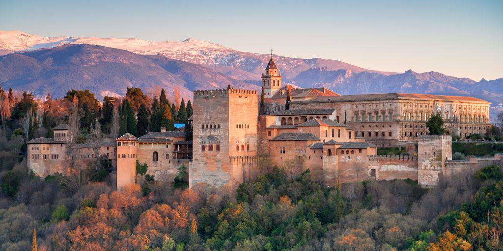 Nuestro viaje a España de 8 días nos permitirá conocer Madrid, Barcelona, Valencia, Granada y Sevilla, entre otras. Contempla la Sagrada Familia, la Alhambra y el Alcázar de Sevilla. 1