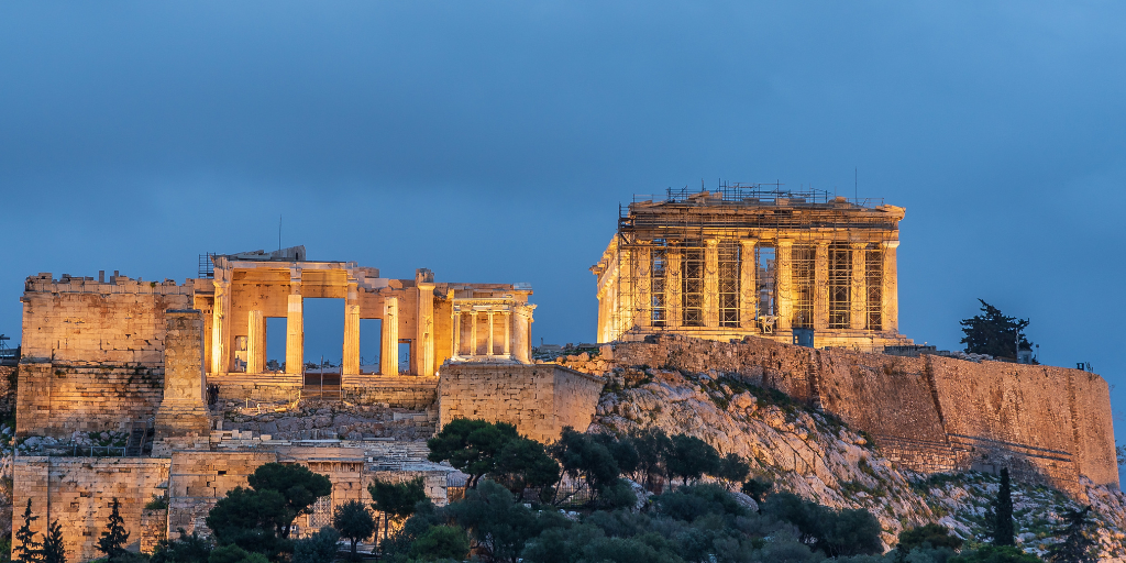 Este viaje a Atenas de 5 días te llevará a explorar la historia antigua de Grecia. Descubre la increíble Acrópolis y visita Argólida, ciudad ubicada entre colinas de olivos y casas de colores. 2