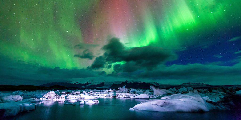 Con este viaje a Islandia de 6 días descubrirás todos sus contrastes: volcanes, cascadas y géiseres. Si tenemos suerte, podremos admirar las fantásticas auroras boreales. 1