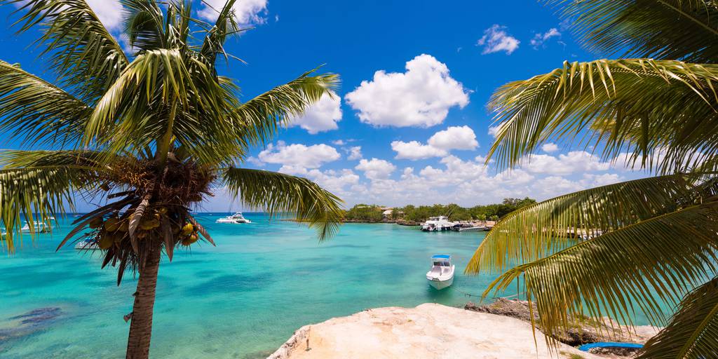 Relájate con este viaje a Bayahibe y sus playas turquesas. Practica de actividades acuáticas como buceo o snorkel y disfruta de la atmósfera tropical. 2