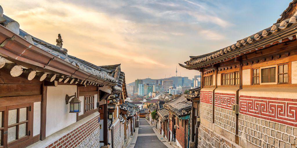 Descubre dos de los países asiáticos más sorprendentes en este viaje a Corea del Sur y Japón. Explora Seúl y Tokio, grandes capitales que combinan modernidad y tradición. 3