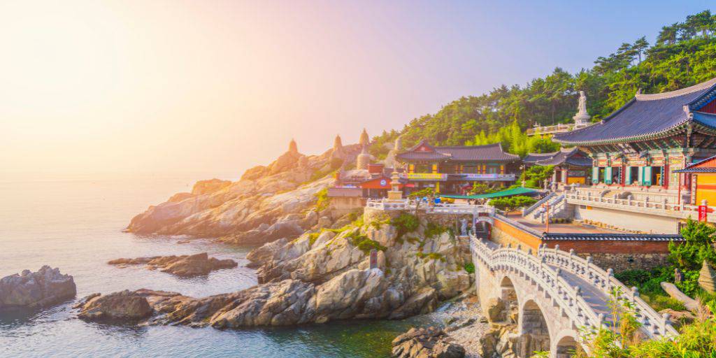 En un viaje a Corea del Sur podremos descubrir una cultura ancestral fascinante. Tradición y modernidad se combinan en Seúl. Explora la ciudad costera de Busan y la budista Gyeongju. 5