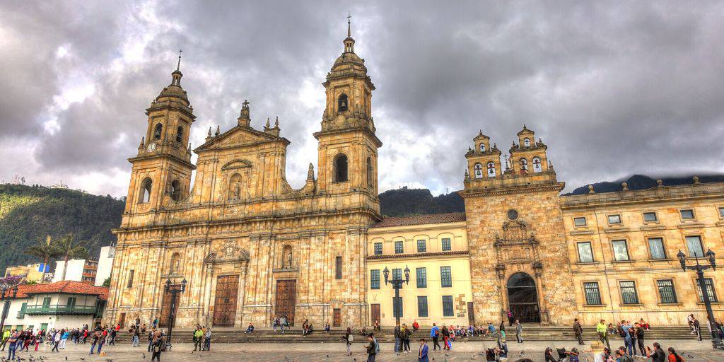 Viajar a Colombia es una travesía inolvidable. Disfruta de la vibrante Bogotá, explora el Eje Cafetero, fascínate con Medellín, relájate en el caribe y enamórate de Cartagena. 6