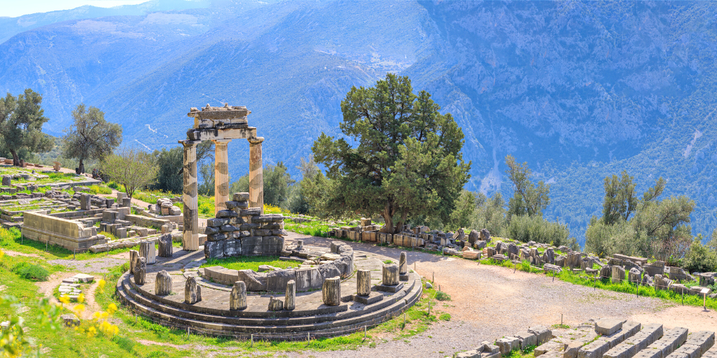 Disfruta de un circuito por la tierra del Peloponeso y descubre ciudades como Nauplia, Olimpia y Delfos, llenas de historias de la mitología griega. 5