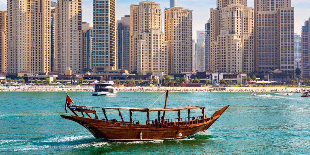 Conoce Emiratos Árabes en este viaje a Dubái, Abu Dhabi, Sharja, Ajman y Fujairah. Vive la aventura en la modernidad y el desierto. 1