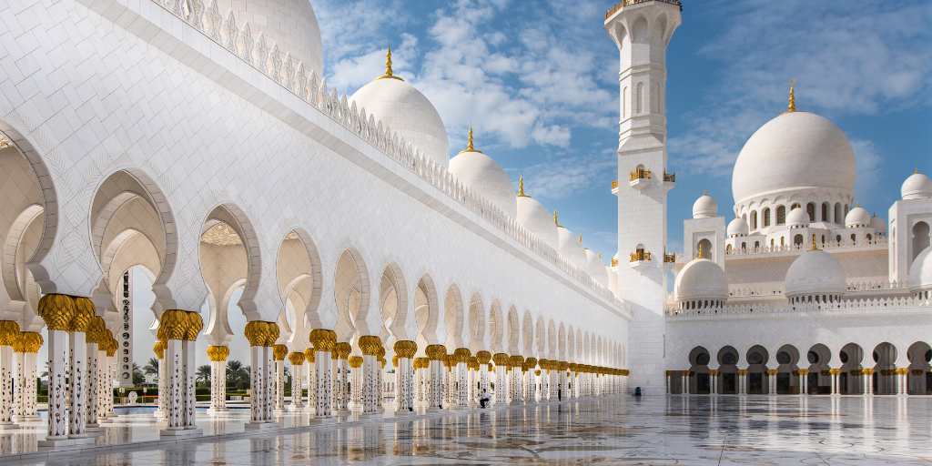 Nuestros viajes a Dubái y Abu Dhabi te invitan a explorar la fusión de lo tradicional y vanguardista de los Emiratos Árabes Unidos. Deslúmbrate de sus desiertos, mezquitas y edificios futuristas. 1