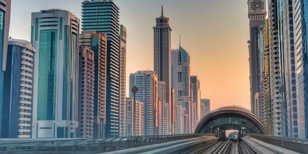 Nuestros viajes a Dubái y Abu Dhabi te invitan a explorar la fusión de lo tradicional y vanguardista de los Emiratos Árabes Unidos. Deslúmbrate de sus desiertos, mezquitas y edificios futuristas. 2