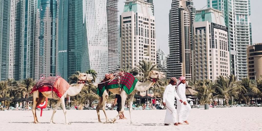 Nuestros viajes a Dubái y Abu Dhabi te invitan a explorar la fusión de lo tradicional y vanguardista de los Emiratos Árabes Unidos. Deslúmbrate de sus desiertos, mezquitas y edificios futuristas. 1