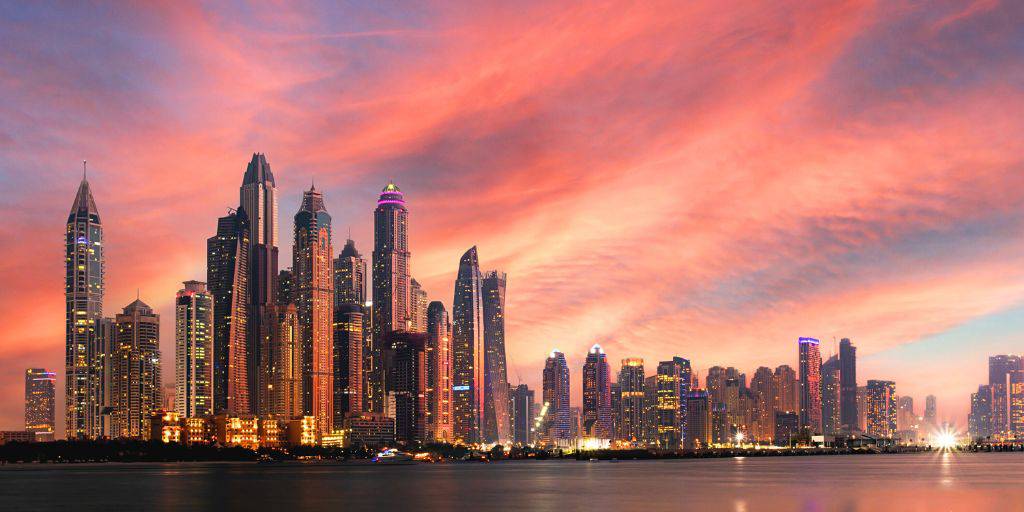 Nuestros viajes a Dubái y Abu Dhabi te invitan a explorar la fusión de lo tradicional y vanguardista de los Emiratos Árabes Unidos. Deslúmbrate de sus desiertos, mezquitas y edificios futuristas. 6