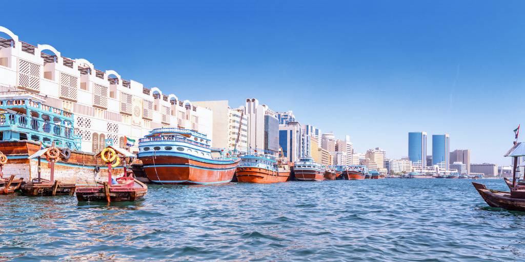 Con nuestro viaje de 11 días podrás descubrir las ciudades y desiertos de Omán. Además, visitaremos Dubái que nos deleitará con sus impresionantes rascacielos y Abu Dhabi. 4