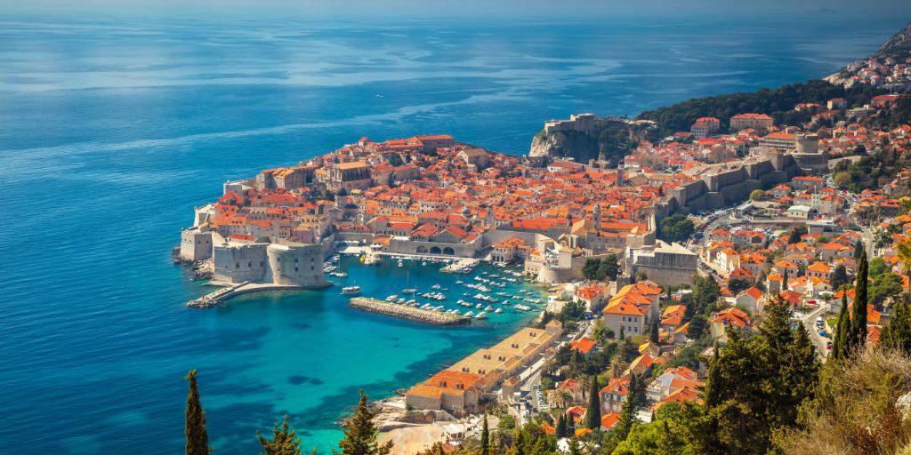 Con nuestro viaje de 8 días a Europa conoceremos lo mejor del Mediterráneo visitando Croacia, Montenegro, Albania, Montenegro y Grecia. No te pierdas las fortalezas medievales de Dubrovnik. 3