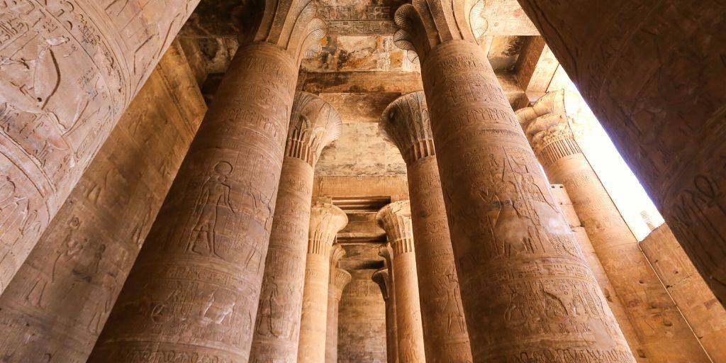 Nuestro tour por Egipto de 8 días comienza en Aswan. Conoceremos los principales templos y ciudades del Antiguo Egipto, así como las Pirámides de Guiza en El Cairo. 5