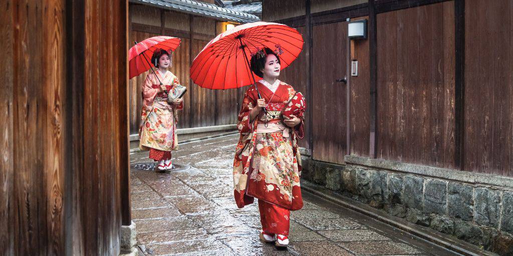 Con nuestro viaje a los Alpes japoneses conoceremos Osaka, Kioto, Tokio, el asombroso castillo de Matsumoto, el espiritual monte Koya y nos bañaremos en un onsen de aguas termales volcánicas. 5