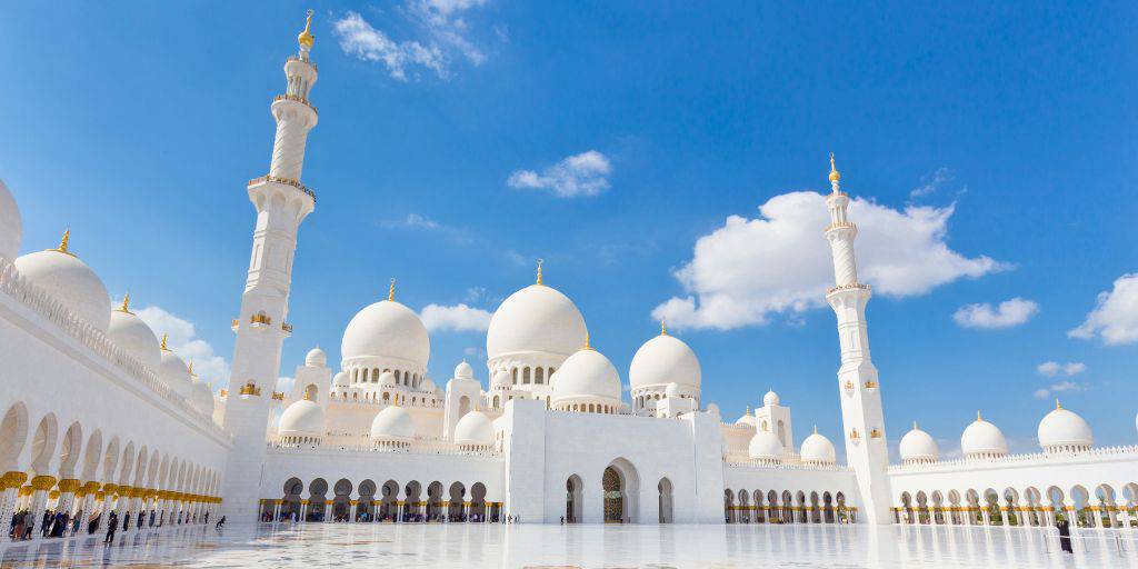 Conoce Emiratos Árabes en este viaje a Dubái, Abu Dhabi, Sharja, Ajman y Fujairah. Vive la aventura en la modernidad y el desierto. 5