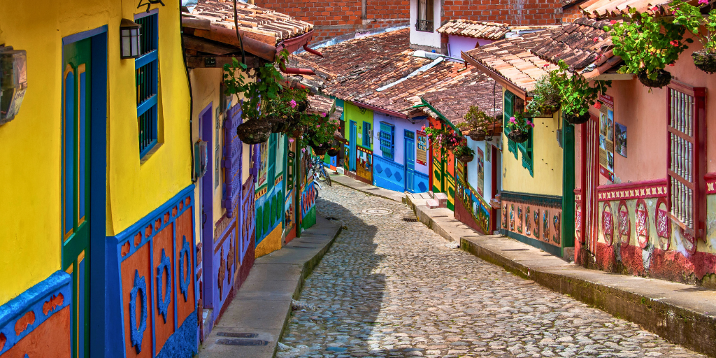 Nuestro viaje a Colombia de 12 días te permitirá disfrutar de las ciudades de Bogotá, Medellín y Cartagena. Disfruta del encanto colombiano y conoce sus hermosos paisajes. 5