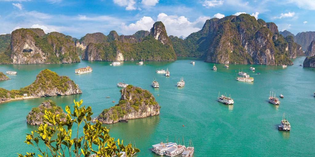 Viaje con salidas garantizadas a Vietnam por 12 días , donde podrás visitar Hanói, Hoi An, Hue, Ho Chi Minh y la misteriosa bahía de Halong. 1
