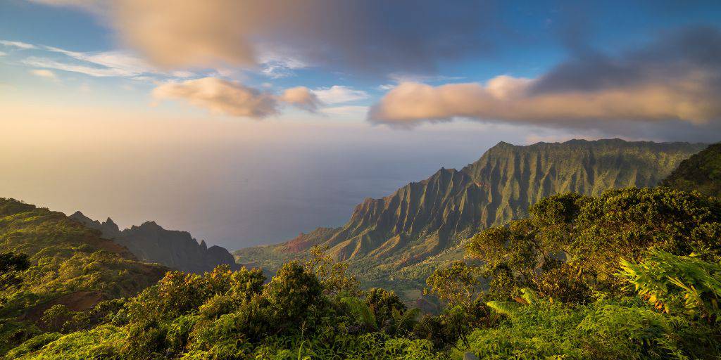 ¿Sueñas con conocer Hawái? Nuestro viaje de 12 días por la Costa Oeste de EE.UU. y Hawái te llevará por paisajes volcánicos y playas de aguas turquesas. 2
