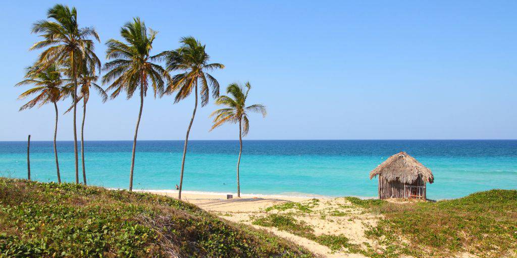 Disfruta de las playas tropicales de Cuba en la provincia de Holguín, donde podrás explorar parques naturales y relajarte en las playas idílicas. Descubre Santiago de Cuba y su fortaleza. 1